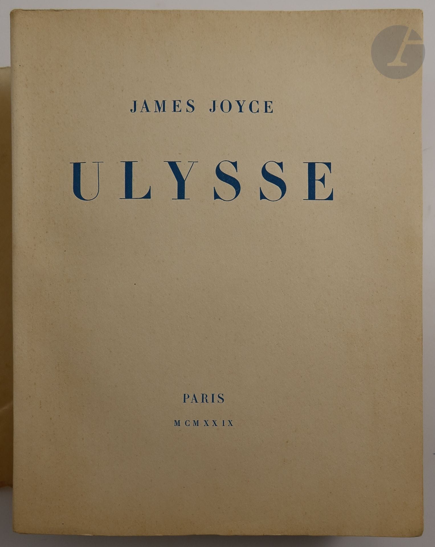JOYCE (James).
Ulysse.
Paris : La Maison des Amis des Livres, 1929. — In-4, broché.
Édition originale de la traduction française donnée par Auguste Morel assisté de Stuart Gilbert et entièrement revue par Valery Larbaud avec la collaboration de l'auteur.

Un des 1045 exemplaires sur alfa vergé, celui-ci étant l'un de 875 numérotés de 1 à 875 (n° 865).

Bon exemplaire tel que paru, très bien conservé.