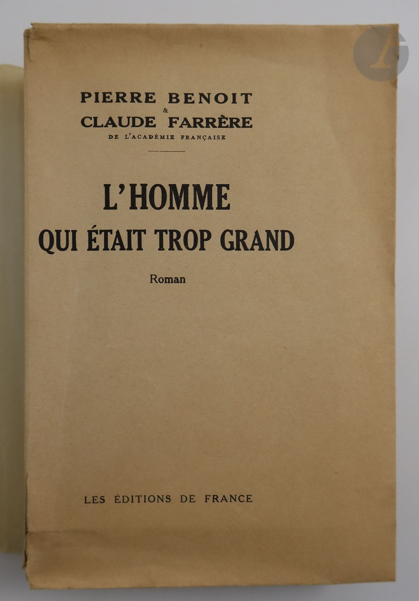 FARRÈRE (Claude) - BENOÎT (Pierre).
L'Homme qui était trop grand. 
Paris : Éditions de France, 1936. — In-8, broché, couverture rempliée.
Édition originale.

Un des 40 exemplaires sur papier impérial de Japon, celui-ci faisant partie des 4 hors commerce (n° VIII), spécialement imprimé pour Claude Farrère qu'il offrit à son épouse, la comédienne Henriette Roggers (1881-1950), portant cet envoi sur le faux titre :

« pour ma femme que j'aime // son vieux mari // Claude Farrère »

Brunissures et quelques petites déchirures à la couverture.
