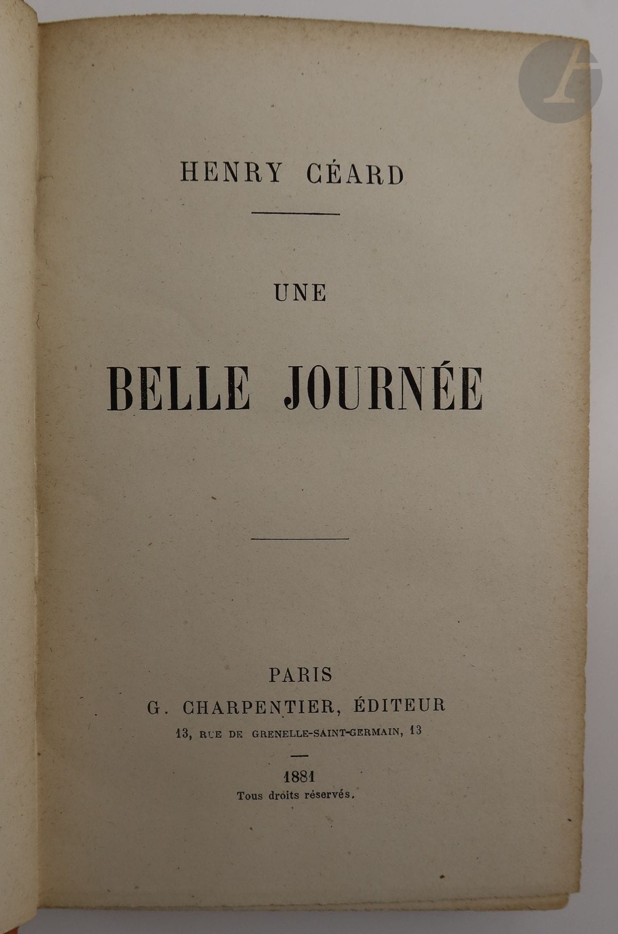 CÉARD (Henry).
Une belle journée.
Paris : G. Charpentier, 1881. — In-12, toile orange à la bradel, dos lisse orné d'un fleuron doré, non rogné (reliure de l'époque).
Édition originale du roman le plus célèbre de Henry Céard.

EXEMPLAIRE DU POÈTE ET ROMANCIER ROBERT CAZE (1853-1886), comprenant cet envoi de l'auteur sur le faux titre :

« à mon cher Robert Caze // son ami // Henri Céard »

Il est joint en tête, collée sur la seconde garde blanche, une carte postale sur laquelle figure un quatrain autographe signé de l'auteur, et à la fin une coupure de journal proposant un article de Gustave Geffroy sur Henry Céard, ainsi que le numéro 382 de la revue « Les Hommes d'aujourd'hui » consacré à l'auteur.

Quelques salissures à la reliure.