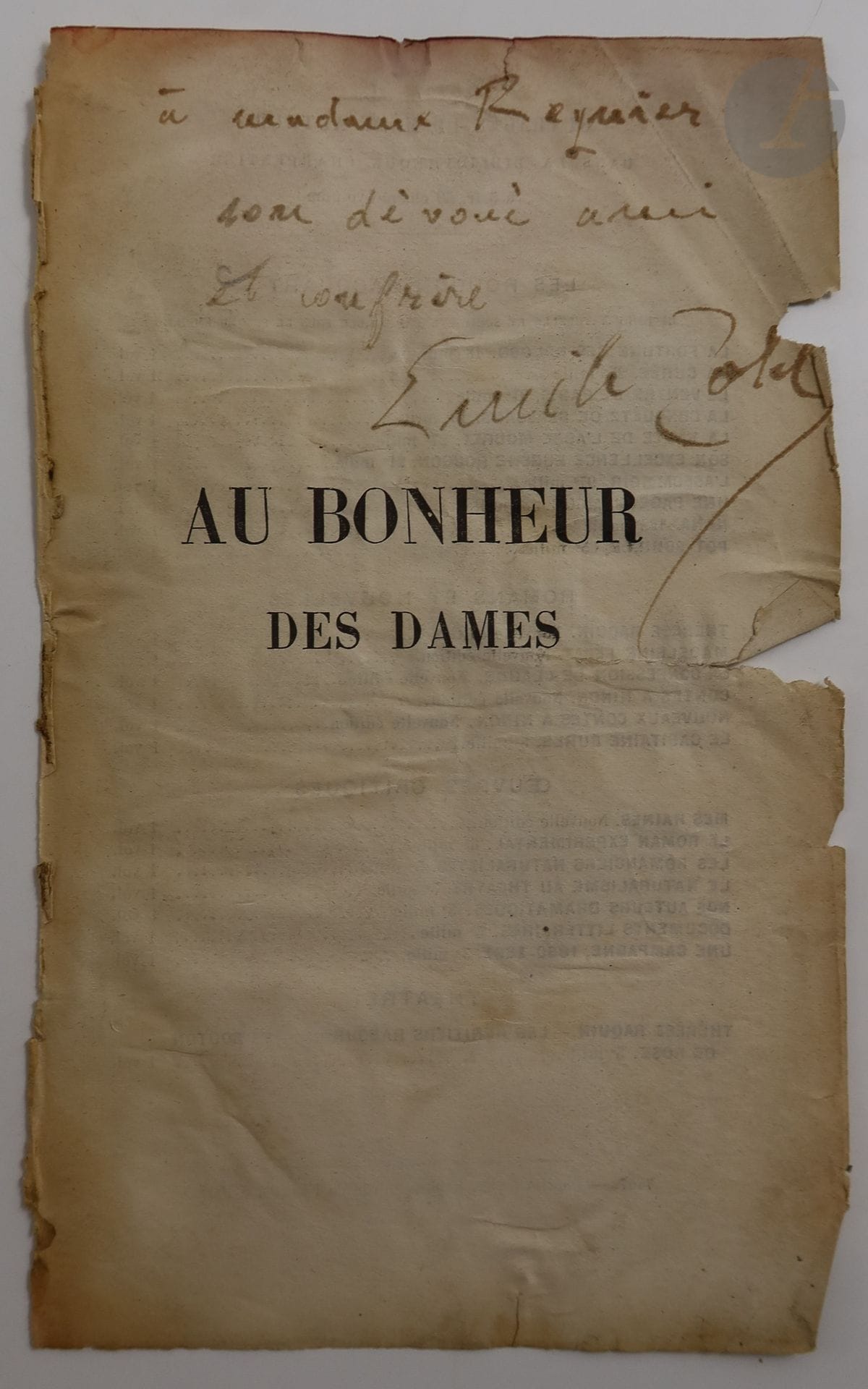 ZOLA (Émile).
Au bonheur des dames.
Paris : G. Charpentier, 1883. — In-18, bradel demi-toile rouge à coins, dos lisse orné d'un fleuron doré, non rogné, couverture conservée (reliure de l'époque).
Édition originale de l’un des plus célèbres romans d’Émile Zola, formant le 11e volume de la série des Rougon-Macquart.

Exemplaire sur papier d'édition, auquel on a joint un faux titre d'un autre exemplaire, volant, comprenant un envoi de Zola à madame Régnier.

Rousseurs. Le feuillet avec l'envoi présente des pliures et des déchirures avec manques.