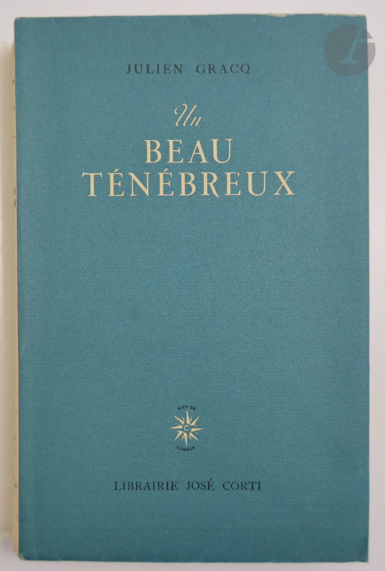 GRACQ (Julien).
Un beau ténébreux.
Paris : Librairie José Corti, [1945]. — In-8, broché.
Édition originale, achevée d'imprimer le 23 janvier 1945.

Un des 25 exemplaires sur pur fil Lafuma (n° 16), après seulement 1 exemplaire sur vergé d'Arches et 12 sur Hollande.

Exemplaire très bien conservé bien que légèrement gauchi.