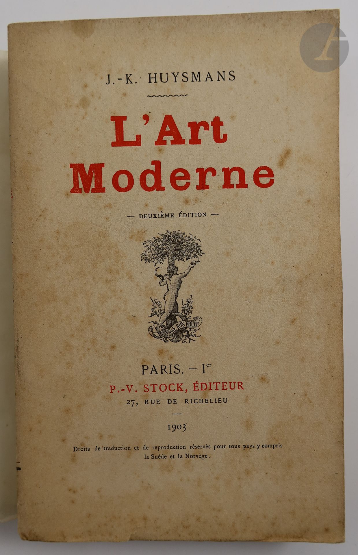 HUYSMANS (Joris-Karl).
L'Art moderne.
Paris : P.-V. Stock, 1902. — In-8, broché.
Nouvelle édition de ce recueil d'articles parus pour la plupart dans Le Voltaire, la Réforme et dans la Revue littéraire et artistique.

EXEMPLAIRE DE JEAN LORRAIN (1855-1906), enrichi de cet envoi de l'auteur sur le faux titre :
« A Jean Lorrain // Souvenir de l'ami // JKHuysmans. »

La couverture porte la date de 1903. On joint un papillon imprimé sur papier rouge sur cette nouvelle édition de l'Art Moderne.

Rousseurs à la couverture.