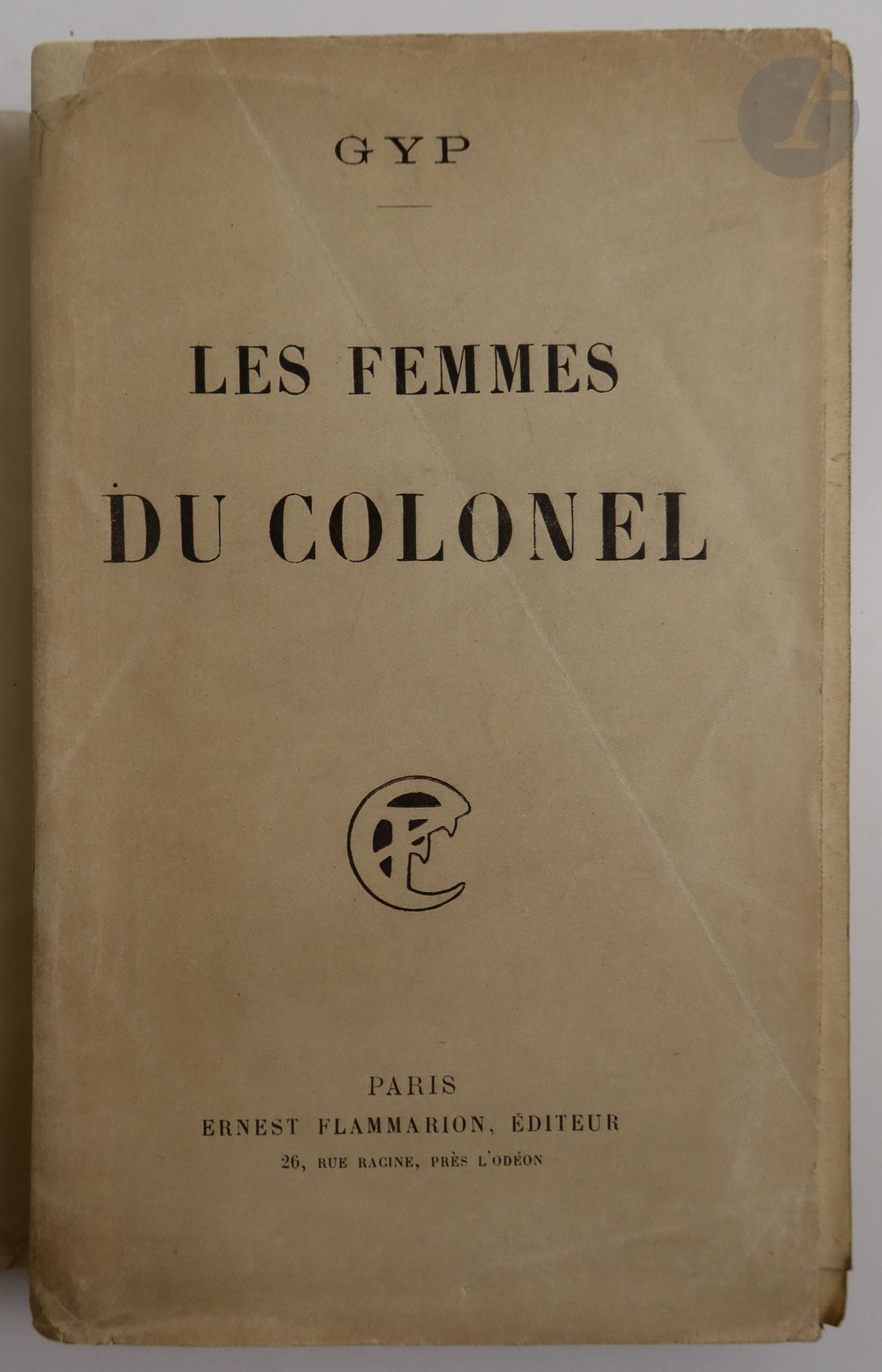 GYP.
Les Femmes du Colonel.
Paris : Ernest Flammarion, [1899]. — In-18, broché.
Édition originale rare, de ce roman traitant de l'affaire Dreyfus, dédié à Edgar Degas.

UN DES 10 PREMIERS EXEMPLAIRES SUR JAPON (n° 9).

Traces de pliures et quelques restaurations à la couverture, sinon exemplaire très bien conservé.