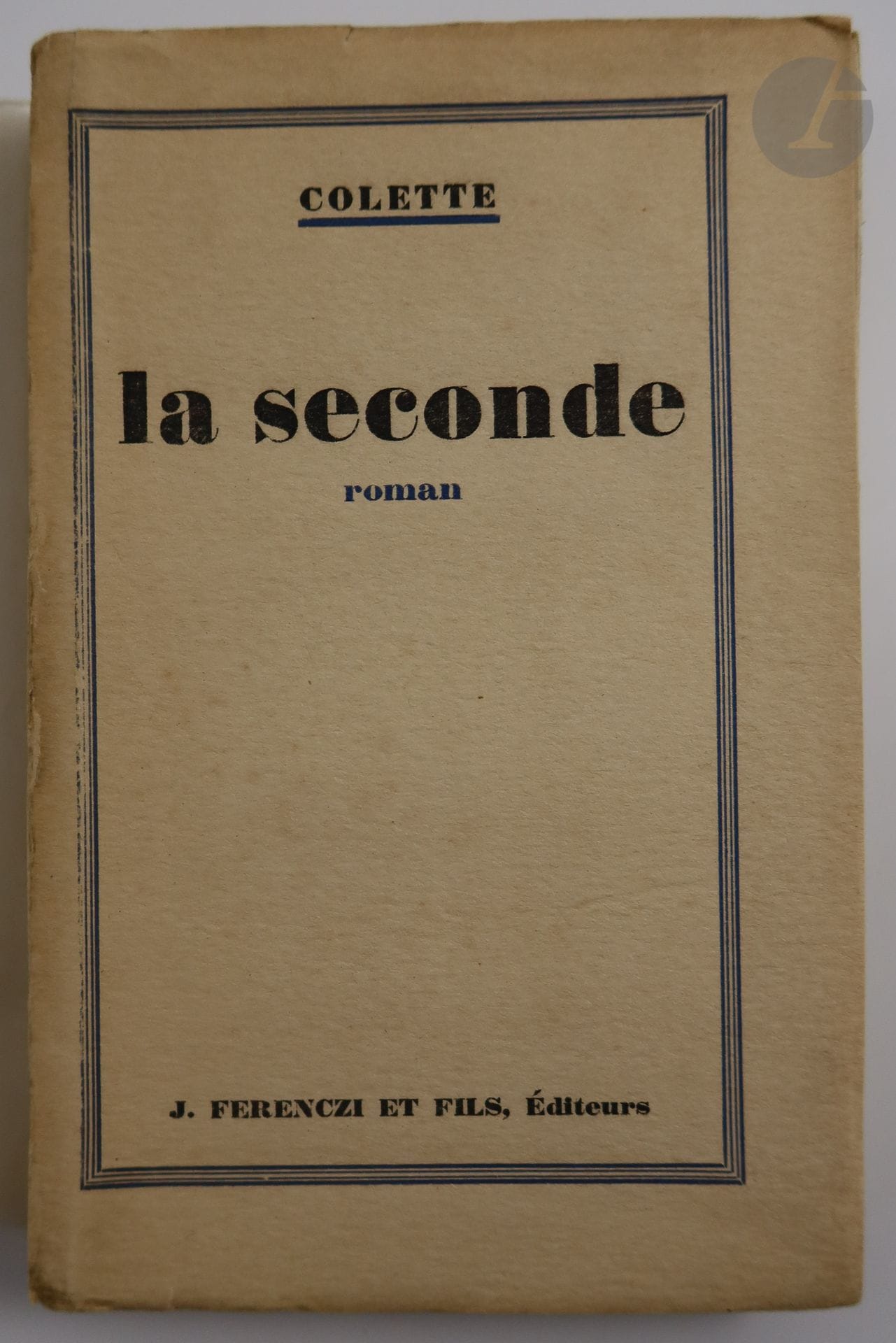 COLETTE.
La Seconde. Roman.
Paris : J. Ferenczi & fils, [1929]. — In-12, broché.
Édition originale. Un des 2500 exemplaires sur papier alfa d'Écosse, celui-ci étant l'un des 300 sur ce papier hors commerce (H.C. n° 229).

Exemplaire de Lucie Delarue-Mardrus (1874-1945), enrichi de ce bel envoi de Colette :

« à Lucie Delarue Mardrus // un des hommes de // lettres que j'admire // le plus // son amie // Colette »

Dos de la couverture décollé du corps de l'ouvrage.