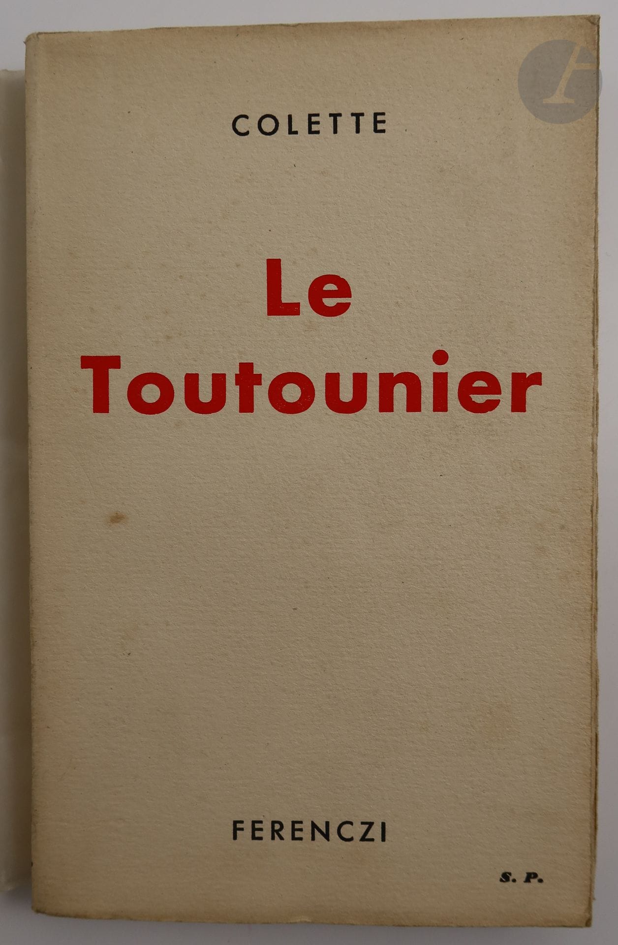 COLETTE.
Le Toutounier.
Paris : Ferenczi, [1939]. — In-12, broché.
Édition originale.

Exemplaire du service de presse, enrichi d'un envoi autographe de Colette à l'autrice Lucie Delarue-Mardrus (1874-1945) :
« à Lucie Delarue-Mardrus, // avec mon amitié, qui // a toutes les exigences, // car je voudrais un // second volume de tes // Mémoires ! // Colette »

Corps de l'ouvrage décollé de la couverture.