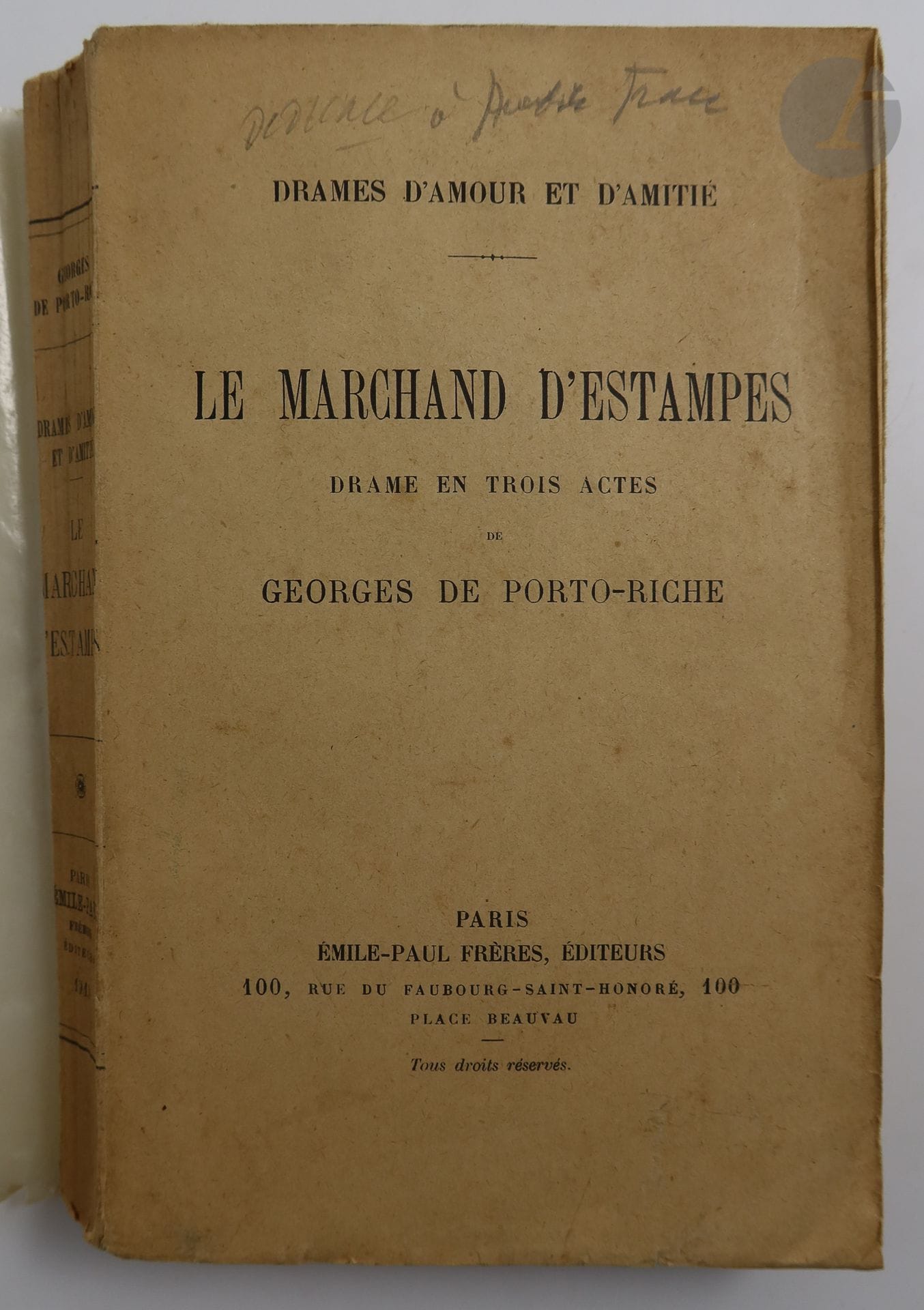 PORTO-RICHE (Georges de).
Le Marchand d'estampes. Drame en trois actes.
Paris : Émile-Paul frères, [1919]. — In-18, broché.
Édition originale de ce drame représenté pour la première fois en décembre 1917 sur la scène du théâtre de l'Athénée à Paris. Le copyrith est daté de 1918 mais la préface de l'auteur, intitulée « Quelques Mots de l'Auteur » est datée de janvier 1919.

Un des exemplaires numérotés, spécialement imprimés pour l'auteur (n° 111).

EXEMPLAIRE D'ANATOLE FRANCE, enrichi de ce bel envoi sur le premier feuillet blanc :

« Pour Anatole France // aux derniers de nos grands // écrivains // Son fidèle admirateur // Georges de Porto Riche // 1919 »

Exemplaire gauchi mais bien conservé. Taches à quelques pages, notamment page 11.