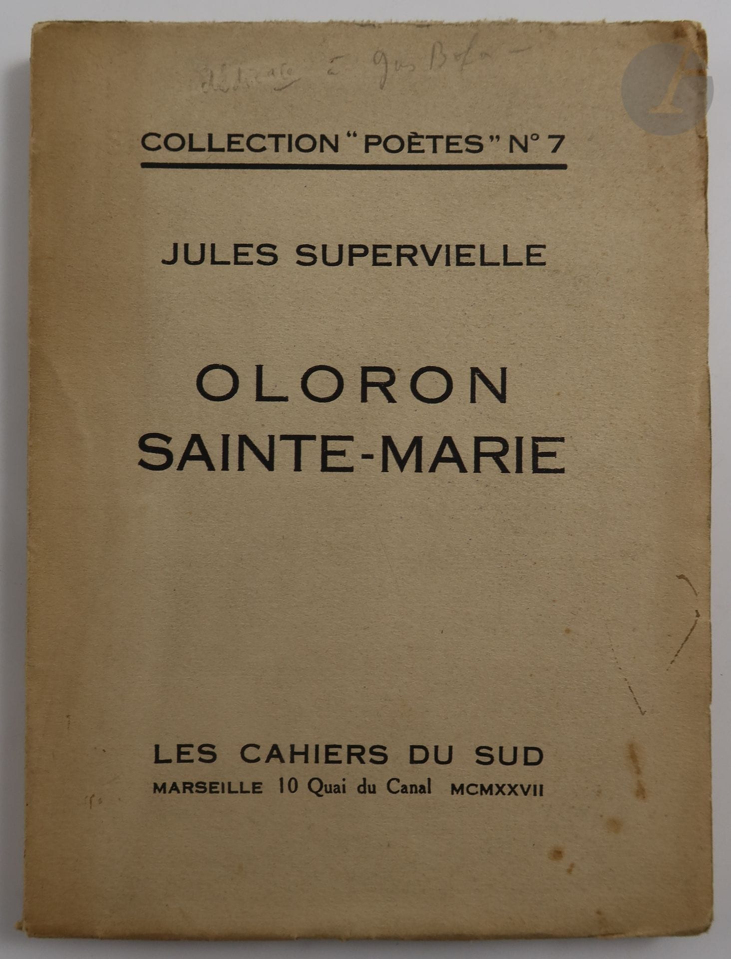 SUPERVIELLE (Jules).
Oloron Sainte-Marie.
Marseille : Les Cahiers du Sud, 1927. — In-12, broché.
Édition originale illustrée d'un portrait de l'auteur par André Lhote, reproduit en noir sur papier couché en frontispice.

Exemplaire sur alfa, non numéroté, enrichi d'UN ENVOI DE L'AUTEUR ADRESSÉ À GUS BOFA sur le faux titre :

« A monsieur Gus Bofa // avec les sincères hommages de // Jules Supervielle »

Salissures à la couverture. Rousseurs éparses.