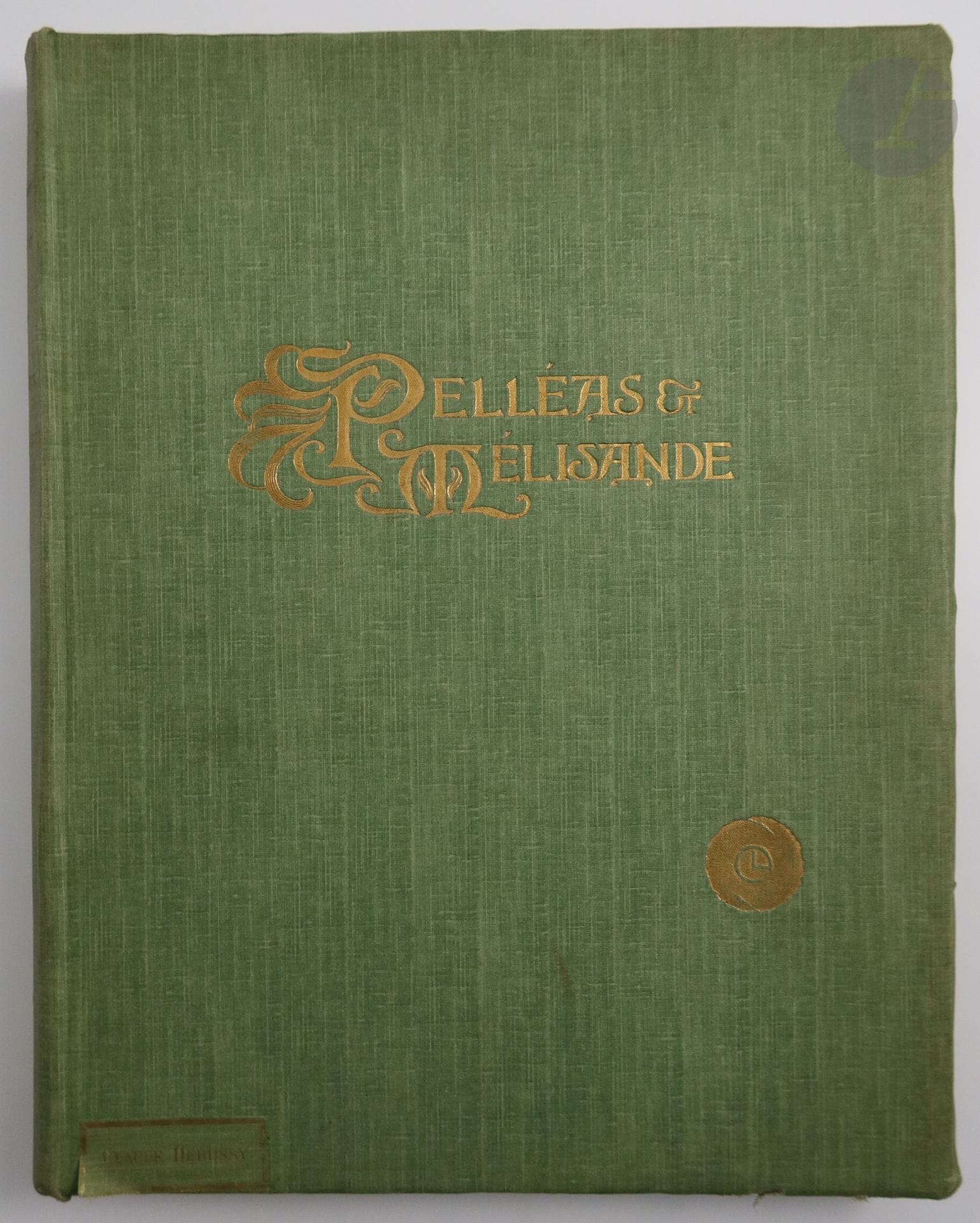 DEBUSSY (Claude).
Pelléas et Mélisande.
Paris : A. Durand & fils, 1902. — In-4, cartonnage toile verte de l'éditeur, titre doré sur le premier plat, et étiquette portant le nom de Claude Debussy à l'angle inférieur gauche du même plat, dos lisse, non rogné.
Édition originale de la partition pour chant et piano de Claude Debussy pour « Pelléas et Mélisande », drame lyrique en 5 actes et 12 tableaux de Maurice Maeterlinck.

UN DES 50 EXEMPLAIRES SUR JAPON, non justifiés.

Quelques usures sur les bords des plats, ors du dos ternis. L'étiquette portant le nom de Debussy sur le bas du premier plat, est en partie décollée.