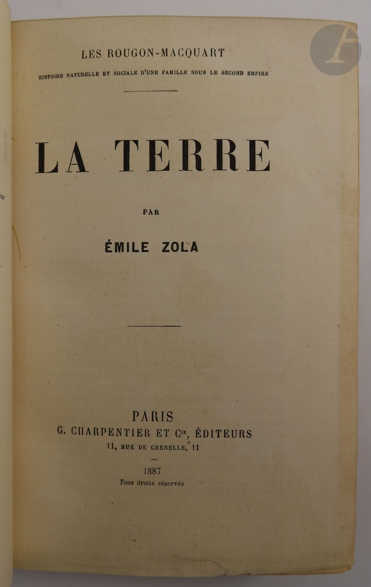ZOLA (Émile).
La Terre.
Paris : G. Charpentier et Cie, 1887. — In-18, demi-maroquin rouge à coins, dos à nerfs, tête dorée, non rogné, couverture et dos conservés (Semet et Plumelle).
Édition originale du quinzième roman de la série des Rougon-Macquart.

Un des 275 exemplaires numérotés sur papier de Hollande (n° 32), second papier après 30 japon.

Bel exemplaire relié par Semet et Plumelle.
Petites restaurations à la couverture.