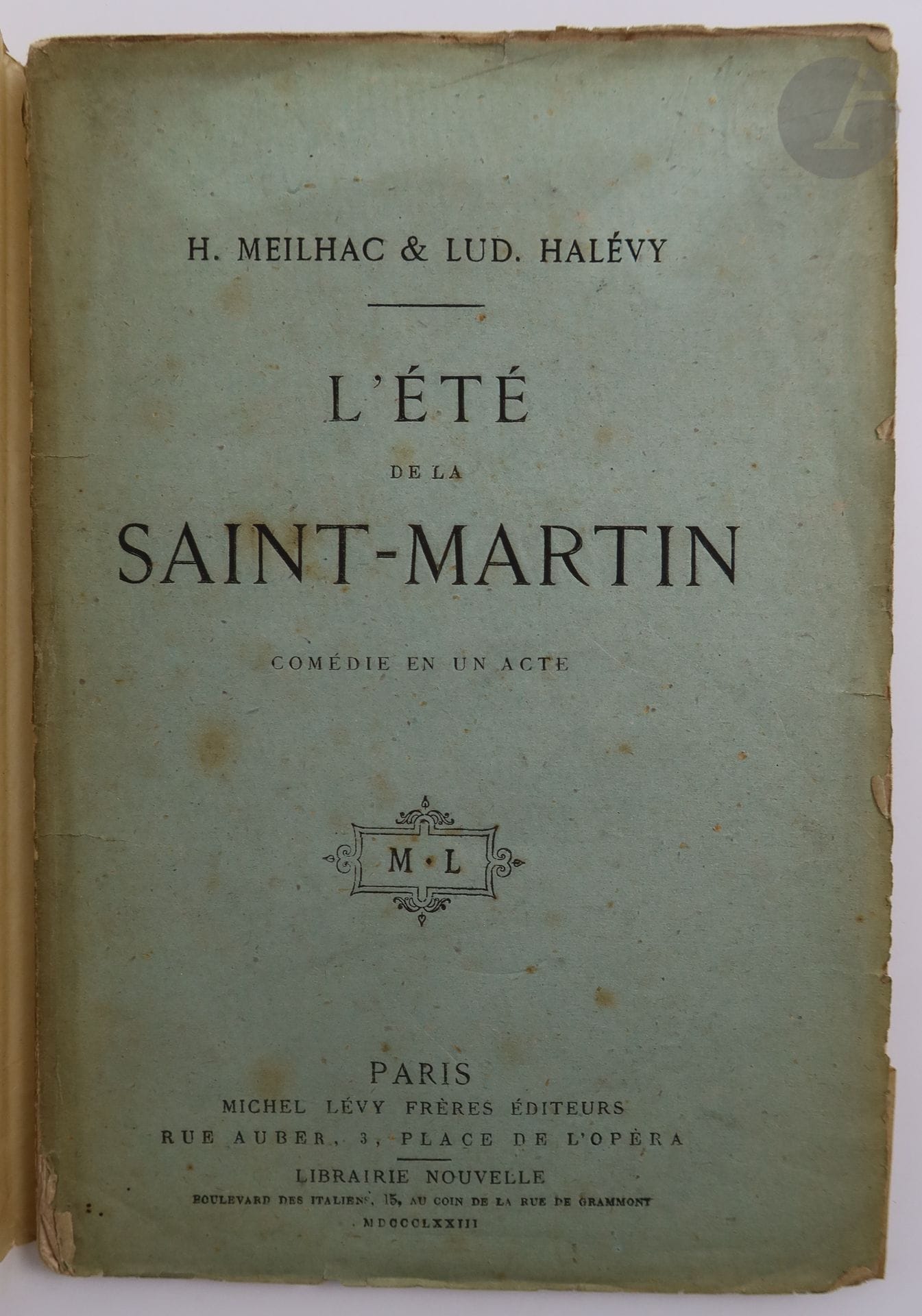 MEILHAC (Henry) - HALÉVY (Ludovic).
L'Été de la Saint-Martin. Comédie en un acte, en prose.
Paris : Michel Lévy frères, Librairie nouvelle, 1873. — In-18, broché.
Édition originale de cette comédie représentée pour la première fois sur le Théâtre-Français le 1er juillet 1873.

EXEMPLAIRE DE THÉODORE DE BANVILLE, enrichi de cet envoi de Ludovic Halévy, également signé par Meilhac :

« à M. Théodore de Banville // avec les remerciements très sincères // de son dévoué confrère // Ludovic Halévy // H. Meilhac »

Exemplaire comprenant à la fin la catalogue Michel Lévy pour mai 1875, imprimé sur 36 pages.

Couverture piquée, déchirures avec de petits manques au dos et sur le bord des deux plats de la couverture. Rousseurs parfois fortes.