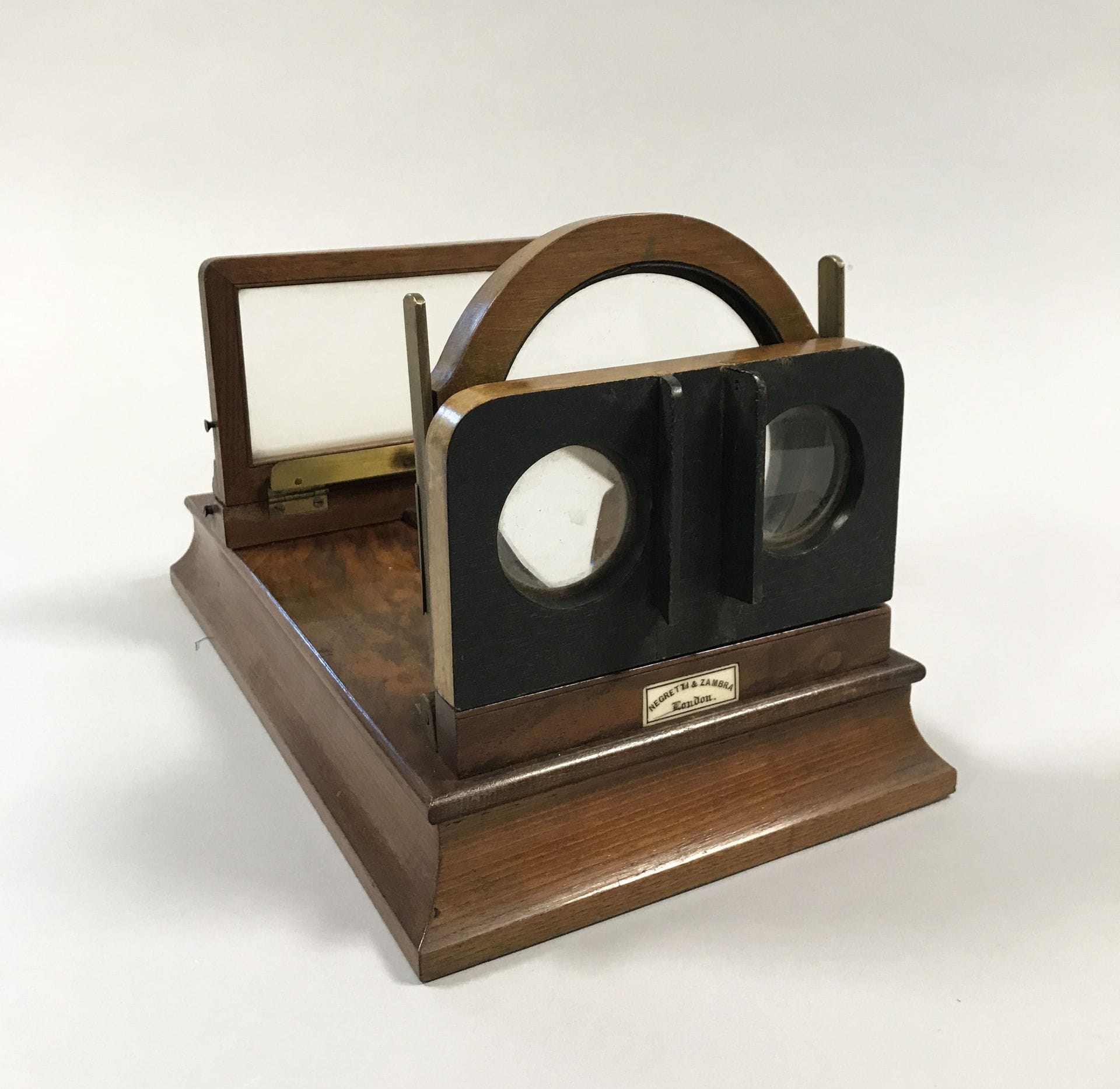 Negretti & Zambra (London) 
Graphoscope (apparatus for stereoscopic views), c. 1870.
walnut. Slide base, topped by a frosted glass, a magnifying glass and two stereoscopic lenses. Manufacturer's plate inlaid in the wood.
32 x 17 x 6 cmNegretti

& Zambra (London) 
Graphoscope (stereoscopic views), c. 1870.
Walnut. Sliding base with frosted glass, magnifying glass and two stereoscopic lenses. Manufacturer's plate in the wood.
32 x 17 x 6 cm








