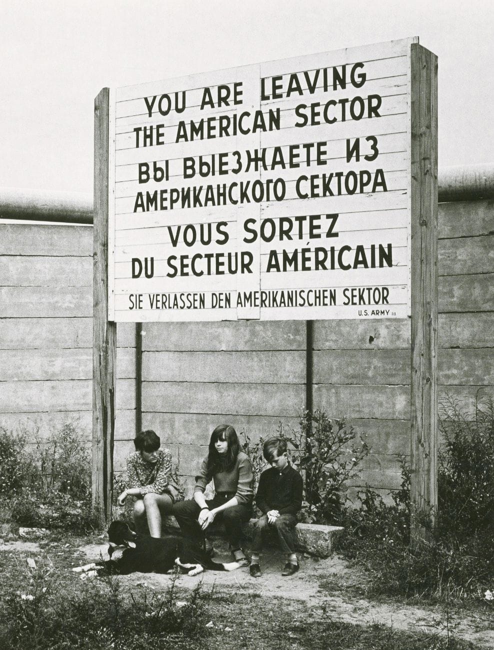 Hubertus Hierl (1940)
Secteur américain de Berlin, 1967.
Épreuve argentique d'époque. Tampon et signature du photographe, annotations en allemand et date au verso.
24 x 8 cm

Hubertus Hierl (1940)
American Sector of Berlin, 1967.
Vintage gelatin silver print. Stamp and signature of the photographer, annotations in German and date on verso.
24 x 8 cm
