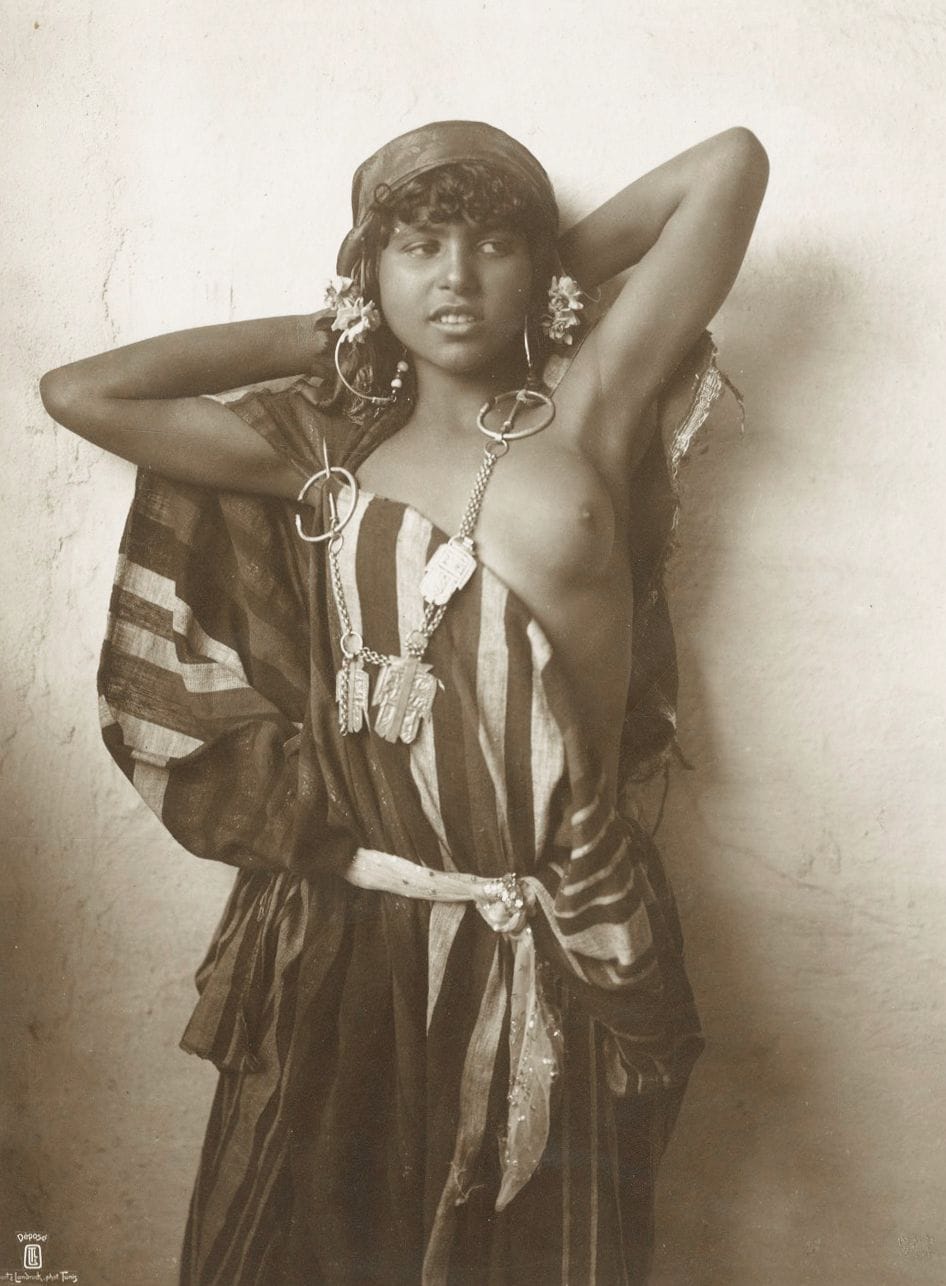 Rudolf Franz Lehnert (1878-1948) - Ernest Heinrich Landrock (1878-1966)
Jeune femme à Tunis, c. 1904. 
Épreuve argentique d'époque. Crédit des photographes dans le négatif, en bas à gauche de l'épreuve. Tampon des photographes au verso. 
Image : 22,3 x 16,5 cm 
Feuille : 24 x 18 cm 

Bibliographie : 
Lehnert & Landrock, Tunis intime. Portraits et nus 1904-1910, Paris,  Éditions Nicole Canet, Paris, 2007, p. 26.

Rudolf Franz Lehnert (1878-1948) - Ernest Heinrich Landrock (1878-1966)
Young woman in Tunis, c. 1904. 
Vintage gelatin silver print. Photographers' credit in the negative in lower left corner. Photographers' stamp on verso. 
Image : 22.3 x 16.5 cm 
Paper : 24 x 18 cm