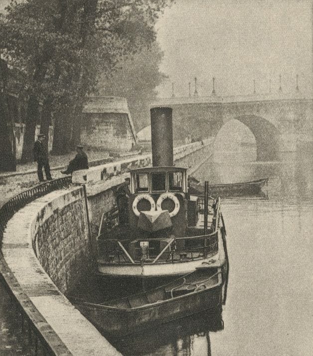 A. F. Lallement 
Péniche en bord de Seine, octobre 1916. 
Héliogravure d'époque, signée dans la marge inférieure. Annotations manuscrites et date au crayon au verso. 
Image : 12,7 x 11,6 cm 
Feuille : 32 x 25 cm

A. F. Lallement 
Barge on the Seine, October 1916. 
Vintage photogravure, signed in the lower margin. Handwritten annotations and date in pencil on verso. 
Image : 12,7 x 11,6 cm 
Paper : 32 x 25 cm