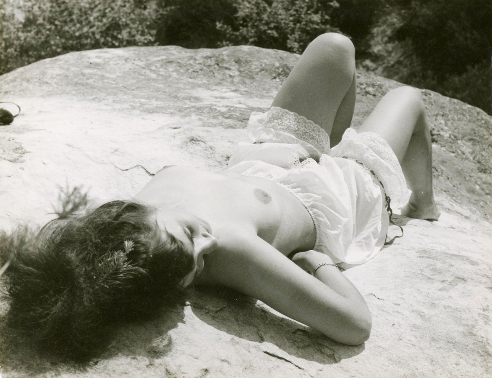 Russell Gay et divers
Mises en scène érotiques, c. 1958-1963. 
19 épreuves argentiques d’époque. Tampon "Copyright Photographs by Russell Gay", dates et indications de recadrage aux versos. 
Format moyen : 19 x 24 cm

Russell Gay and others
Erotic scenes, c. 1958-1963. 
19 vintage gelatin silver prints. Stamp "Copyright Photographs by Russell Gay", dates and cropping marks on versos. 
Average size : 19 x 24 cm