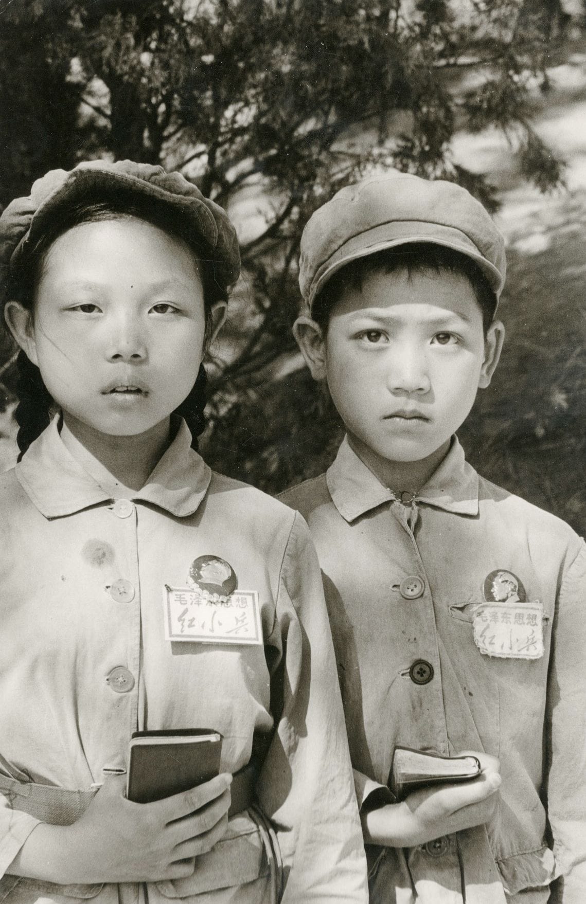 Hugues Vassal (1933)
Jeunes pionniers chinois lors de la Révolution culturelle à Canton, 1971.
Épreuve argentique d'époque (1972). Tampon "Photographie par Hugues Vassal" et date de tirage au verso.
30,5 x 20 cm

Hugues Vassal (1933)
Young Chinese pioneers during the Cultural Revolution in Canton, 1971.
Vintage gelatin silver print (1972). Stamp "Photographie par Hugues Vassal" and printing date on verso.
30.5 x 20 cm