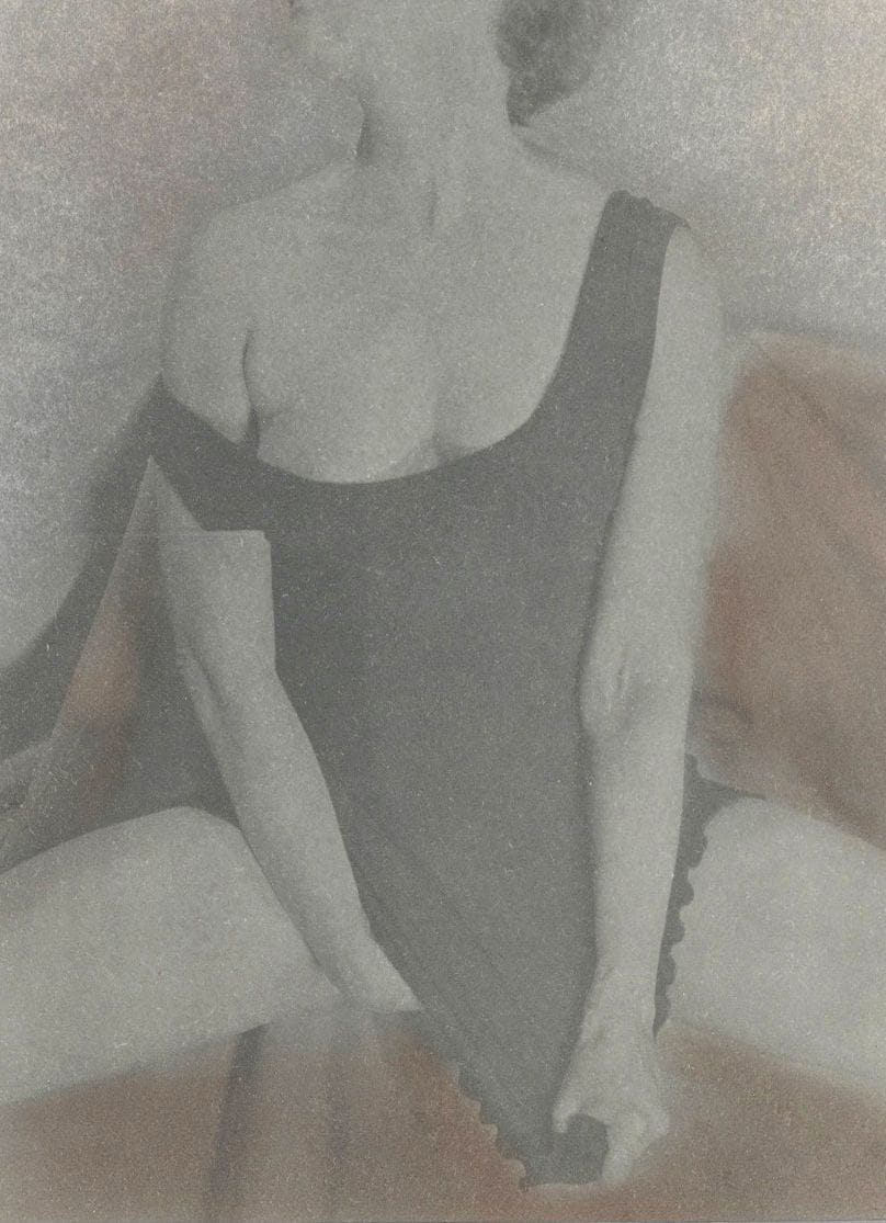 Claude Fauville (1940) 
Nus féminins, c. 1990. 
Cinq épreuves au platine, rehaussées à la gouache, signées et numérotées à 1 ex. au crayon dans la marge inférieure. 
Format moyen : 22 x 28 cm avec marges

Claude Fauville (1940) 
Female Nudes, c. 1990. 
Five platinum prints, enhanced with gouache, signed and numbered in pencil in the lower margin. Edition of 1.
Average size : 22 x 28 cm with margins
