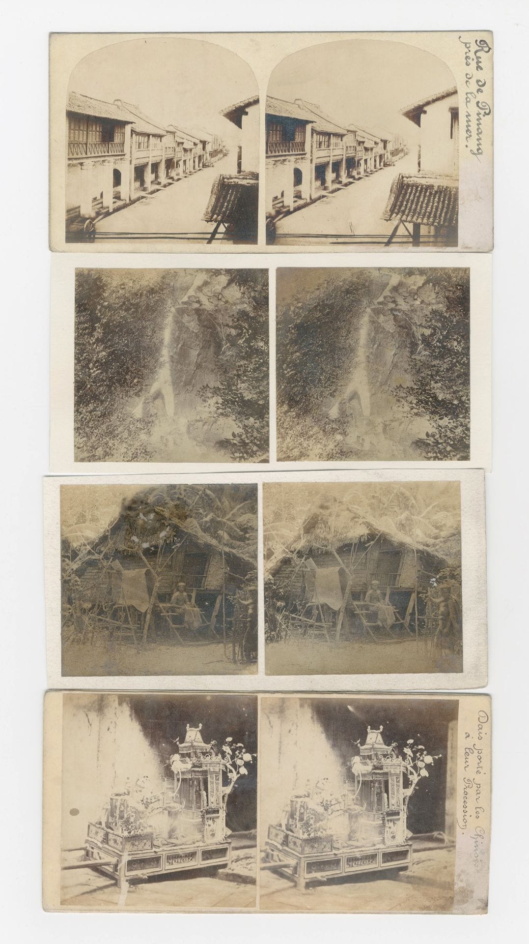 Photographe non identifié
Malaisie, c. 1880-1890.
Île de Penang. Pagode siamoise. Port. Lieu de pèlerinage. Procession. Malais devant sa maison traditionnelle. Montagne de Pinang.
13 épreuves stéréoscopiques sur papier albuminé, contrecollées sur cartons. Nombreuses annotations à l'encre sur les montages.
Format moyen : 8 x 15 cm

Unidentified photographer
Malaysia, c. 1880-1890.
Penang Island. Siamese pagoda. Port. Place of pilgrimage. Procession. Malay in front of his traditional house. Pinang Mountain.
13 stereoscopic albumen prints, mounted on cardboards. Several annotations in ink on mounts.
Average size : 8 x 15 cm