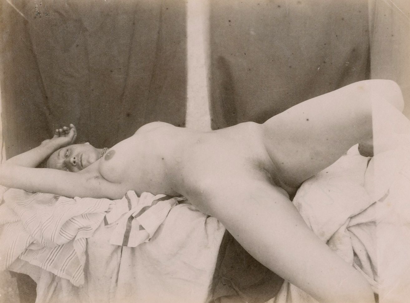 Vincenzo Galdi (1874-1961)
Nu féminin, c. 1880.
Épreuve sur papier albuminé. Numéro de référence manuscrit au crayon au verso. 
17 x 22,5 cm

Vincenzo Galdi (1874-1961)
Female Nude, c. 1880.
Albumen print. Handwritten reference number in pencil on verso. 
17 x 22,5 cm