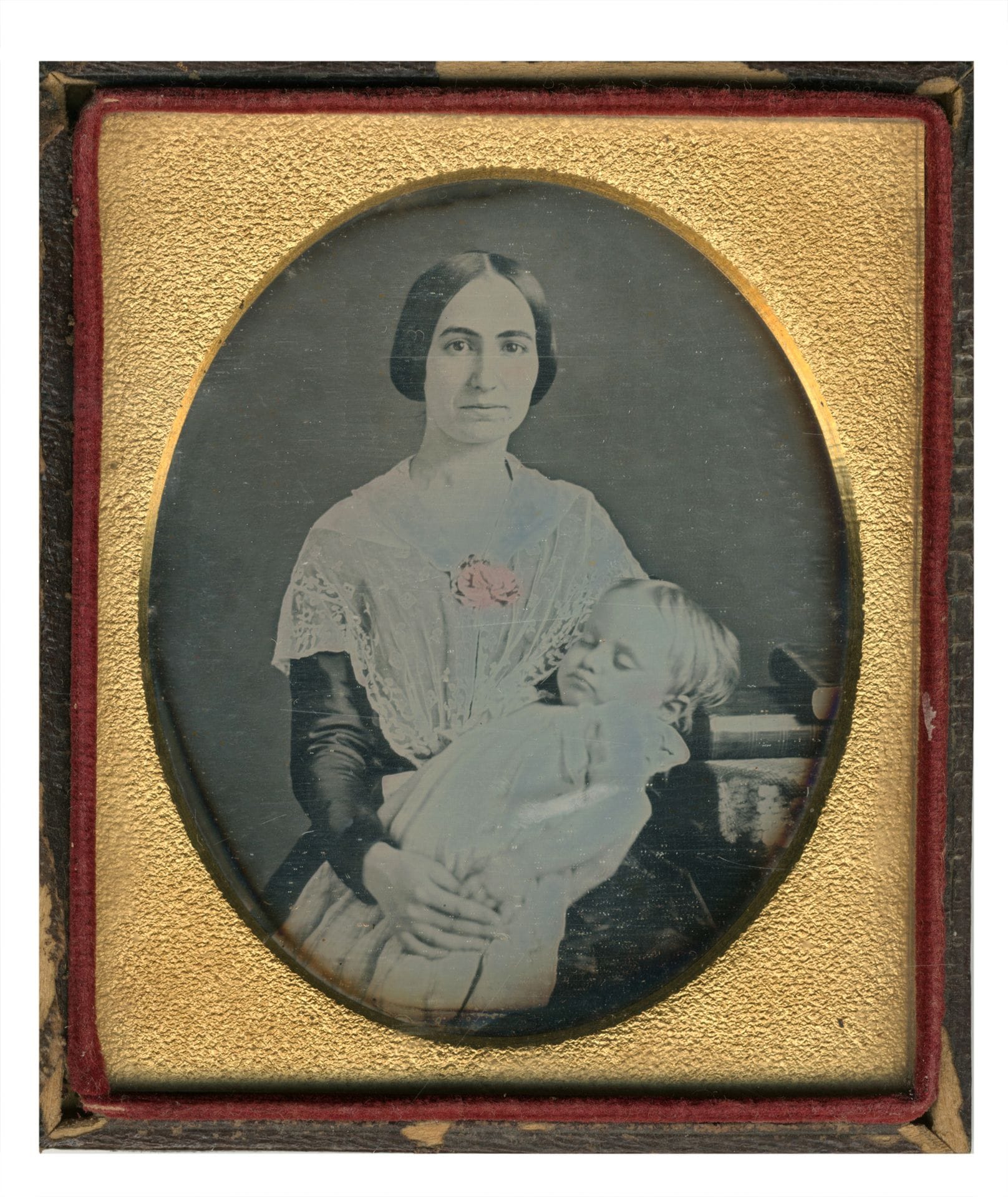 Daguerréotypiste non identifié 
Femmes et enfants. Mère et enfant endormi, c. 1850. 
Trois daguerréotypes 1/4 et 1/8 de plaque dans leurs montages d'époque. 
Formats : de 8 x 7 à 8,5 x 11 cm

Unidentified Daguerreotypist 
Women and children. Mother and sleeping child, c. 1850. 
Three 1/4 and 1/8 plate daguerreotypes in their original mounts. 
Dimensions : from 8 x 7 to 8,5 x 11 cm