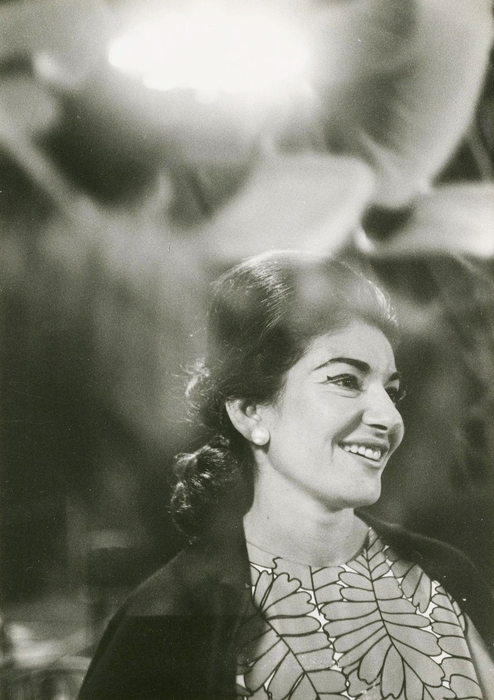 Sabine Weiss (1924) 
Maria Callas, 1963.
Épreuve argentique d'époque. Tampon de la photographe au verso. 
27 x 17,5 cm

Sabine Weiss (1924) 
Maria Callas, 1963.
Vintage gelatin silver print. Stamp of the photographer on verso. 
27 x 17,5 cm