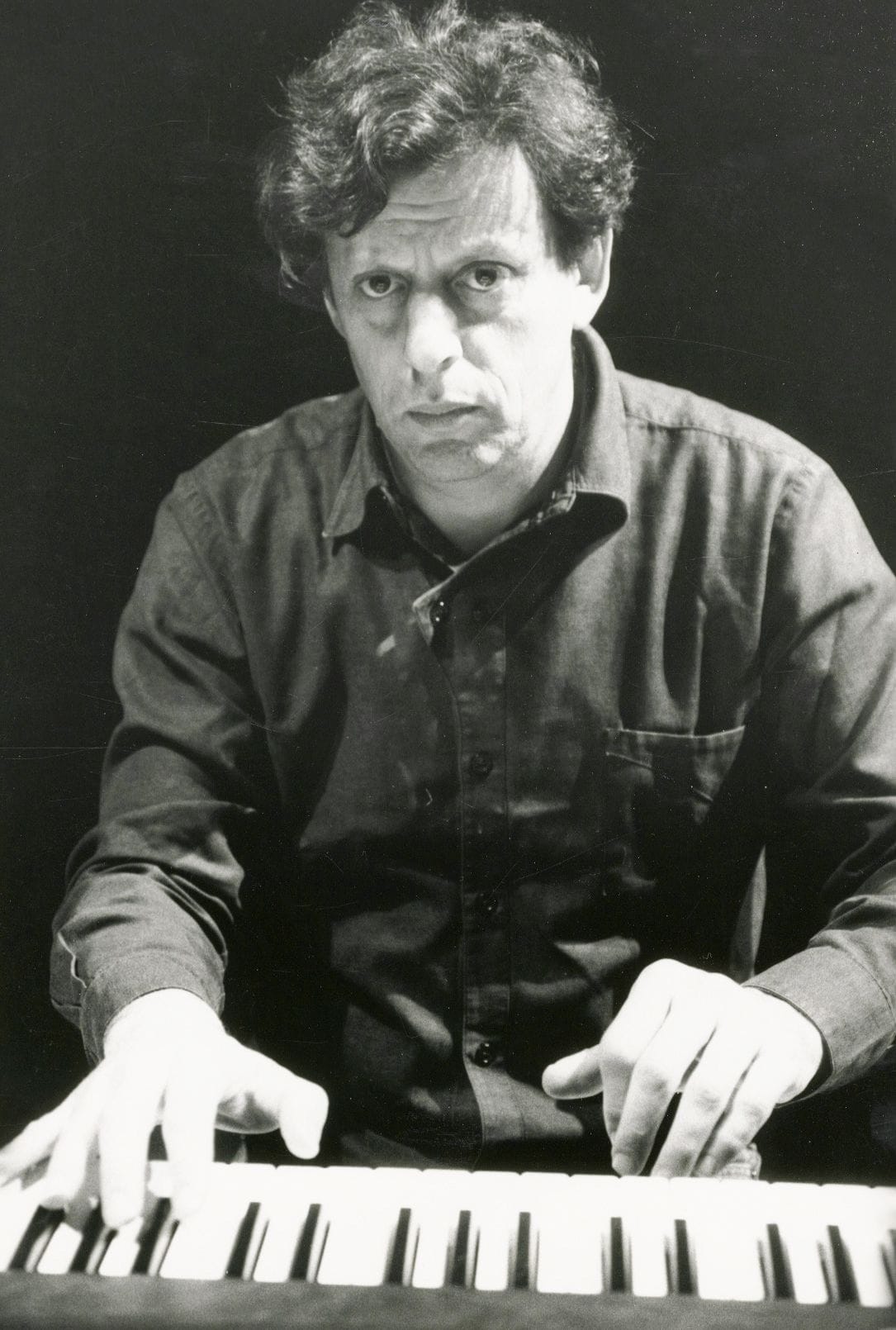 Jerry Gay 
Philip Glass jouant à l'Université de Washington à Seattle, 1986. 
Épreuve argentique d'époque. Tampon d'agence, crédit de photographe et légende tapuscrite sur étiquette, contrecollée au verso. 
Image : 29 x 19 cm 
Feuille : 29,5 x 20,1 cm

Jerry Gay 
Philip Glass performing at the University of Washington in Seattle, 1986. 
Vintage gelatin silver print. Press stamp, photographer's credit and typed caption on a label mounted on verso. 
Image : 29 x 19 cm 
Paper : 29.5 x 20.1 cm