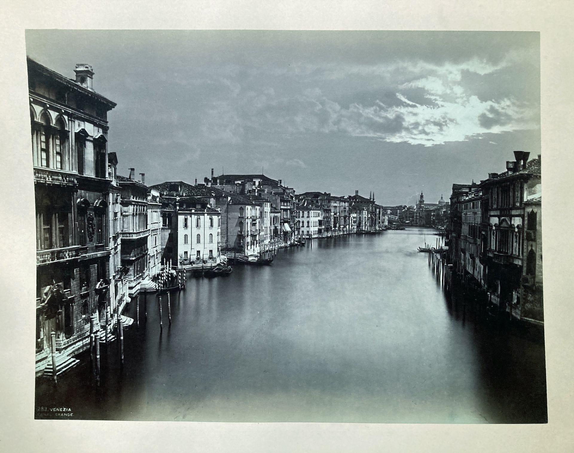Carlo Naya - Giorgio Sommer- Carlo Ponti et divers 
Italie, c. 1870-1880.
Venise. Punta della Dogana. Place Saint-Marc. L'Arsenal. Le Grand Canal. Palais Ca' d'Oro. Pont des Soupirs. Palazio Dario. Rome. Château Saint-Ange. Fontaine de Trevi. Naples. Temple de Vesta. Palerme. Monte Pellegrino. Reproductions d'œuvres d'art.
20 épreuves sur papier albuminé, contrecollées sur cartons, dont une avec un virage bleu. Nombreux crédits, tampons de photographes et légendes sur les épreuves et les montages.
Formats : de 17 x 24,5 à 27 x 39 cm

Carlo Naya - Giorgio Sommer- Carlo Ponti and others 
Italy, c. 1870-1880.
Venice. Punta della Dogana. Saint Mark's Square. Ca' d'Oro Palace. The Arsenal. The Grand Canal. Ponte dei Sospiri. Dario Palace. Rome. Castel Sant'Angelo. Fountain of Trevi. Temple of Vesta. Naples. Palermo. Monte Pellegrino. Reproductions of works of art.
20 albumen prints, mounted on cardboards, one of them with blue tones. Several credits and stamps of photographers, captions on prints and mounts.
Dimensions : from 17 x 24,5 to 27 x 39 cm
