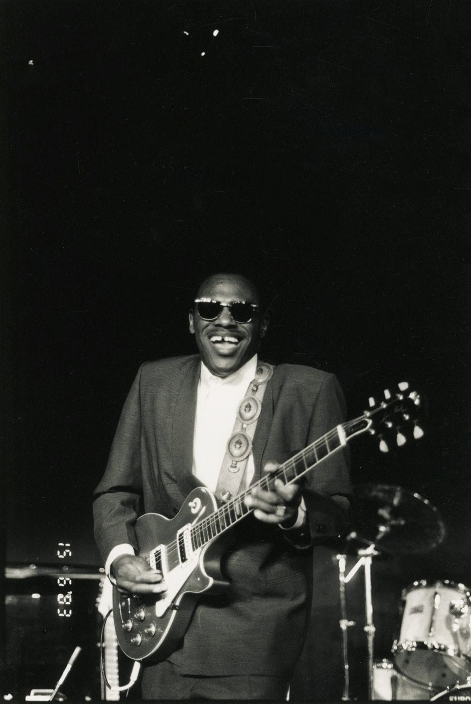 André Clergeat (1927-2016)
Lucky Peterson, 1993.
Deux épreuves argentiques d'époque. Tampon "Photo André Clergeat" et annotations manuscrites aux versos.
Images : 24,3 x 16,5 cm
Feuille : 25,3 x 20,3 cm

André Clergeat (1927-2016)
Lucky Peterson, 1993.
Two vintage gelatin silver prints. Stamp "Photo André Clergeat" and handwritten annotations on versos.
Image : 24,3 x 16,5 cm
Paper : 25,3 x 20,3 cm