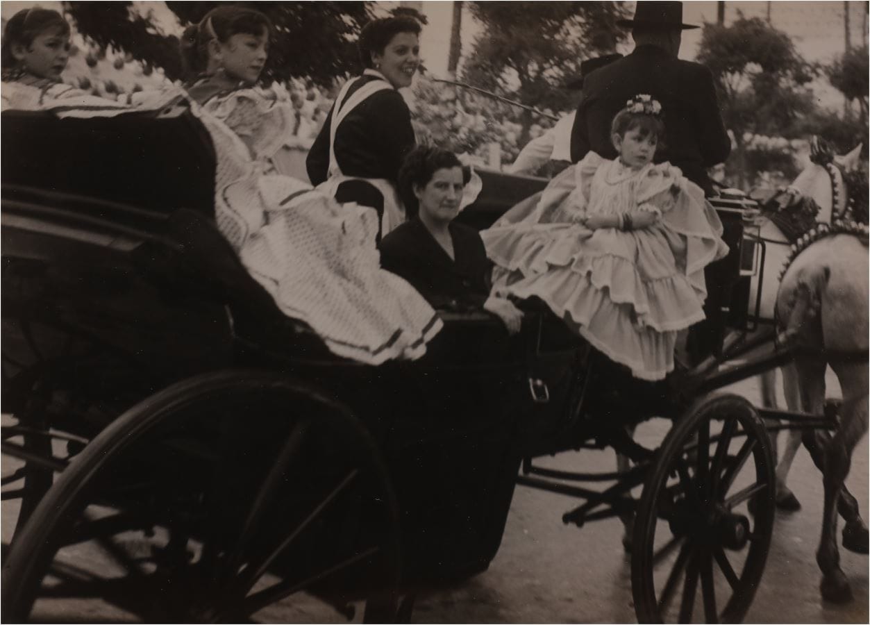 Brassaï (Gyula Halász, dit) (1899-1984) 
Séville en fête, c. 1953. 
Épreuve argentique d’époque. Tampon « Brassaï - 81, rue du Faubourg Saint-Jacques » au verso. 
21,5 x 30 cm

Brassaï (Gyula Halász, known as) (1899-1984) 
Séville en fête, c. 1953. 
Vintage gelatin silver print. Stamp "Brassaï - 81, rue du Faubourg Saint-Jacques" on verso. 
21.5 x 30 cm