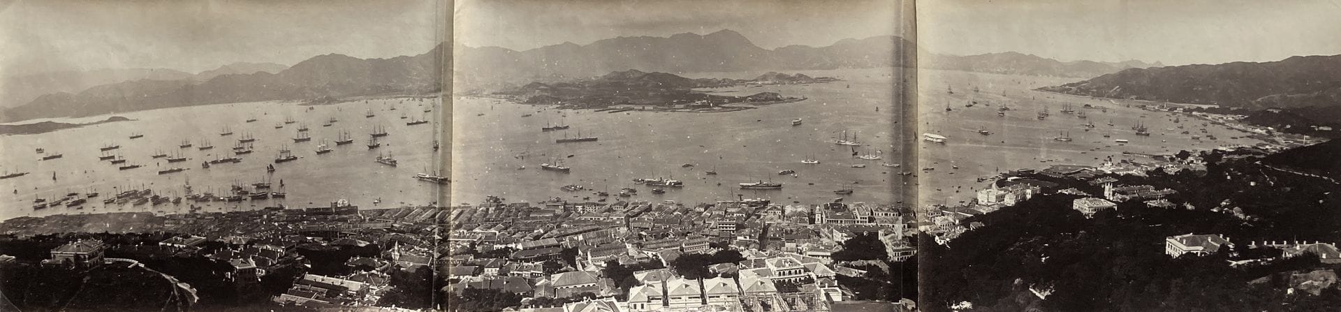 Lai Fong & Afong Studio 
Panorama du port de Hong Kong, c. 1870. 
Panorama composé de trois épreuves sur papier albuminé, assemblées entre elles. 
Format du panorama : 20,3 x 83 cm
Format moyen des épreuves : 20,3 x 28,5 cm

Lai Fong & Afong Studio 
Panorama of Hong Kong Harbor, c. 1870. 
Panorama composed of three albumen prints, mounted together. 
Dimensions : 20.3 x 83 cm
Average size of the prints : 20,3 x 28,5 cm