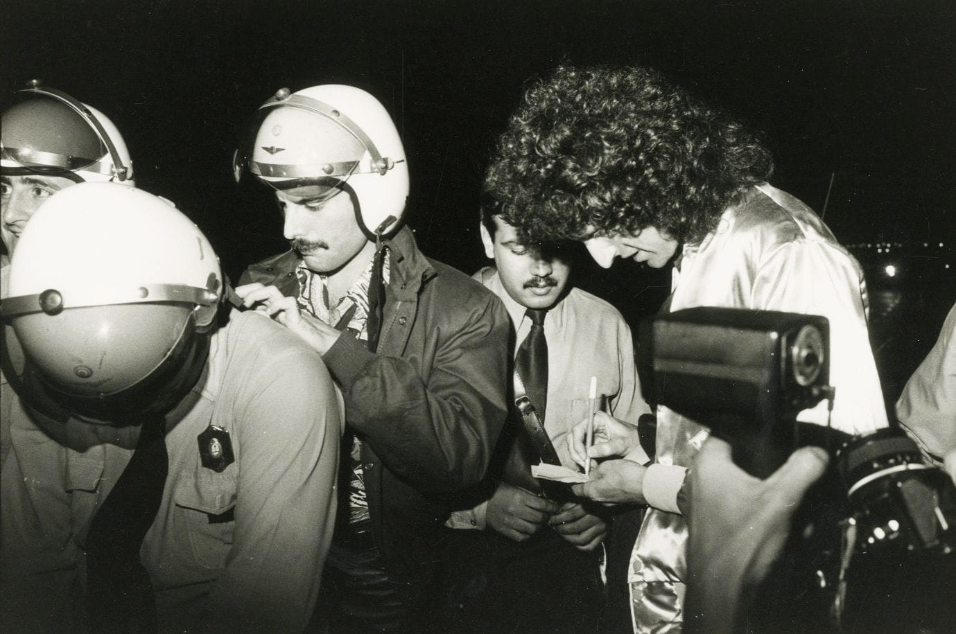 Photographe non identifié
Le groupe Queen, c. 1980.
Deux épreuves argentiques d'époque, annotées aux versos.
Format moyen des images : 16 x 23 cm
Format moyen des feuilles : 20 x 25 cm

Unidentified photographer
The band Queen, c. 1980.
Two vintage gelatin silver prints, annotated on versos.
Image : 16 x 23 cm
Paper : 20 x 25 cm