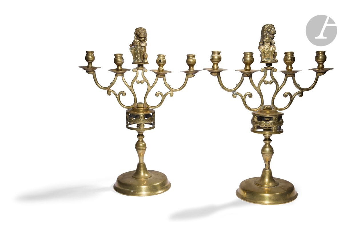 Paire de chandeliers en bronze à quatre lumières séparées du fût balustre par une couronne de fleurs de lys, base circulaire, au sommet un lion tenant un écusson avec les armes d’Amsterdam
Hollande, XIXe siècle
H : 54 cm