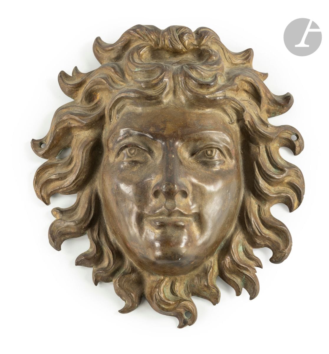 Masque d’apollon en bronze patiné.
XIXe siècle.
H : 38,5 cm, L : 35,5 cm