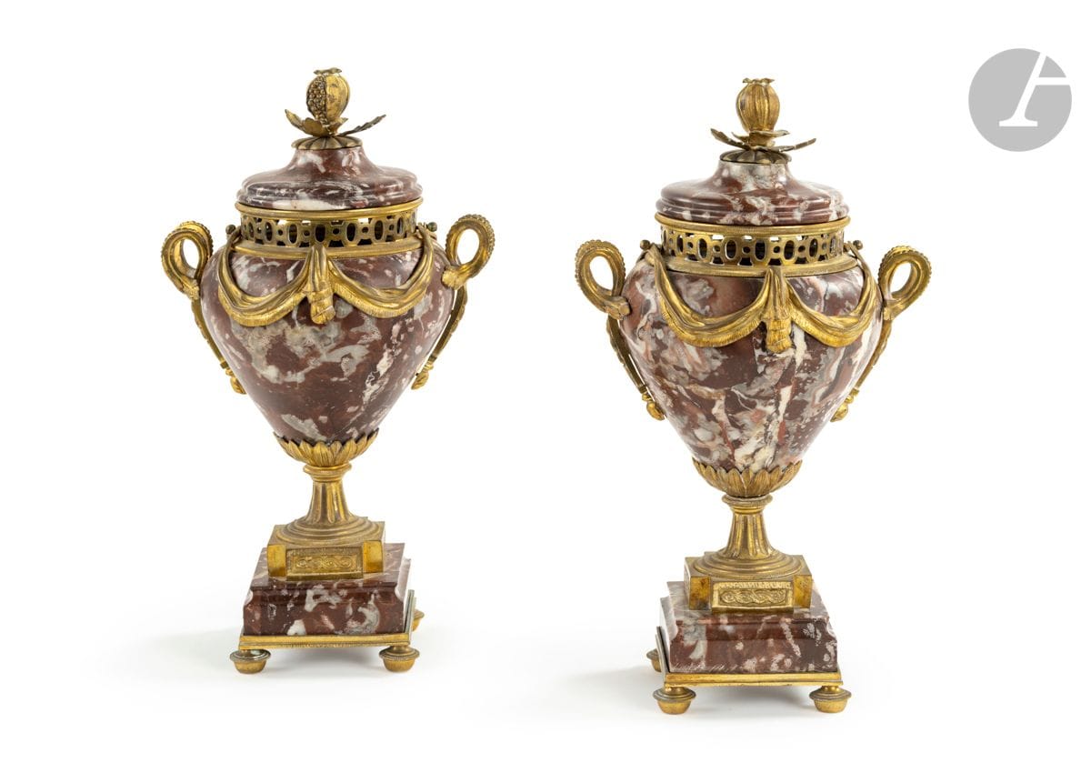 Paire de vases pots-pourris en marbre rouge des Flandres, la monture de bronze doré à décor de draperies et anses feuillagées, reposant sur un piédouche en bronze doré.
Style Louis XVI, XIXe siècle.
H : 33 cm