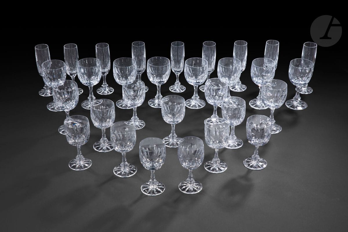 DAUM France. Modèle Chinon.
Partie de service de verres en cristal (30 pièces) comprenant : 10 verres à eau, 11 verres à vin et 9 flûtes.
Signés à la pointe sur la base.