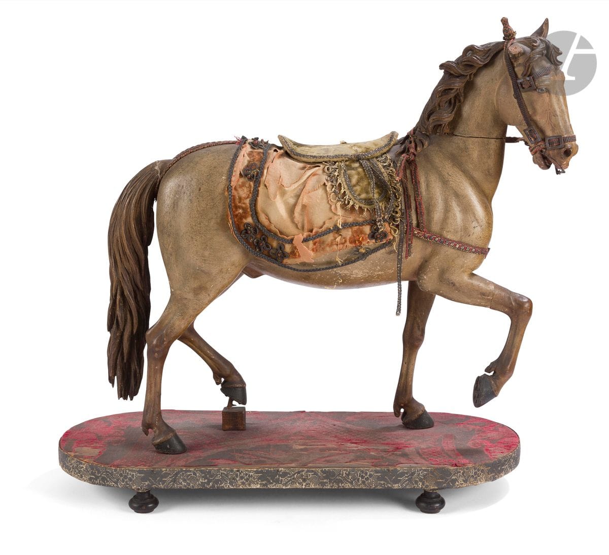 École napolitaine de la fin du XVIIIe ou du début du XIXe siècle 
Cheval au pas, élément de crèche
Sculpture en bois polychrome, tissu et yeux en verre
H totale : 50 cm (base L : 50 x P. 20 cm)
Usures, accidents et manques