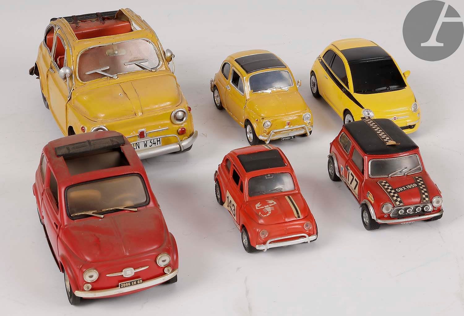 [MINIATURE AUTOMOBILE] POLITOYS, WELLY, MONDO MOTORS, SOLIDO
Ensemble de 5 voitures dont 4 FIAT 500 : 1 FIAT 500 L N°599 1/25e (1963), 1 FIAT NUOVA 500 à rétro-friction (1968), 1  FIAT 500 NUOVA radiocommandée (sans télécommande) 1/24e (2007), 1 FIAT 500 (1960) et 1 MINI-COOPER n°582 1/25e (1968).
On joint une maquette de FIAT 500 (1957).
(Accidents et manques).