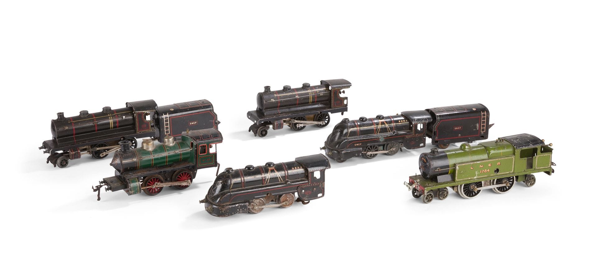 [MINIATURE FERROVIAIRE]
Lot de six locomotives, écartement 0 : deux JEP en tôle noire à filet rouge et or, type 120, avec leur tender, deux Unis France en tôle noire à filet rouge, une Hornby en tôle verte, une en tôle verte et noire
(en l'état)