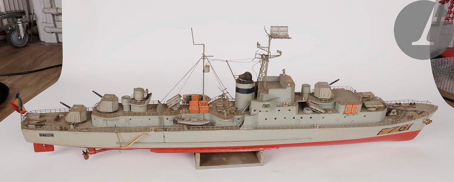 [MODÉLISME NAVAL] Le Corse (F761) 1955-1975
Maquette de l'un des 4 escorteurs de type E-50 mis en service en 1955.
Plastique peint, tissu et éléments en métal.
(Salissures, manques et petits accidents).
33 x 99 x 12 cm

L'escorteur rapide Le Corse est le premier bâtiment de combat de surface (et de haute mer) à avoir été lancé et admis en service en France après la Seconde Guerre mondiale.

On joint un sous-marin nucléaire S107 de la marque RANETTA à piles.