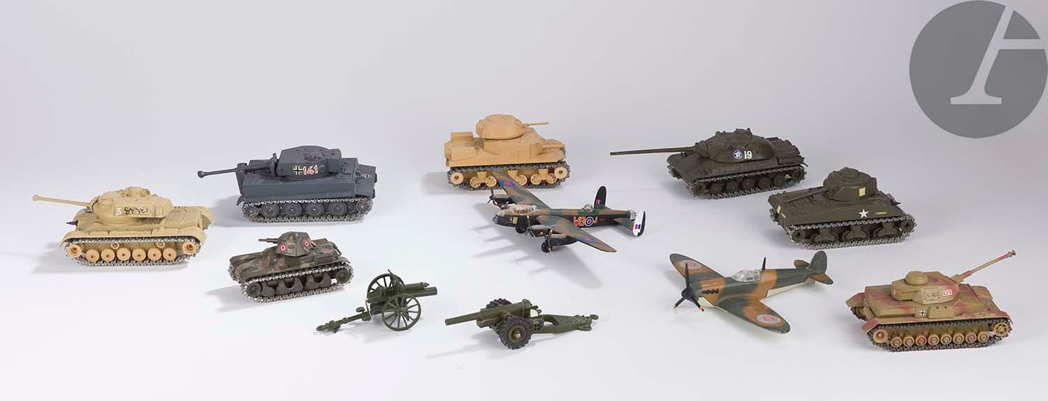 [MINIATURE MILITAIRE] SOLIDO, DINKY TOYS England, DINKY TOYS MECCANO LTD, CORGI
Ensemble de diverses miniatures dont 6 chars d'assaut Echelle 1/50e dont 1 General Patton M47 ISRAEL (n°202-1961), 1 General Grant (n° 6071), 1 Sherman M4 A3 (n° 231_1), 1 Tigre (n°222), 1 PZ IV SD KFZ 161 (n° 6073), 1 AMX-30T (n°209); 1 Char Renault R35 Echelle 1/73e (n°233); 2 avions dont 1 Avro Lancsater et 1 Spitfire MK-II.
On joint deux canons sol dont 1 7.2 Howitzer (n°793).