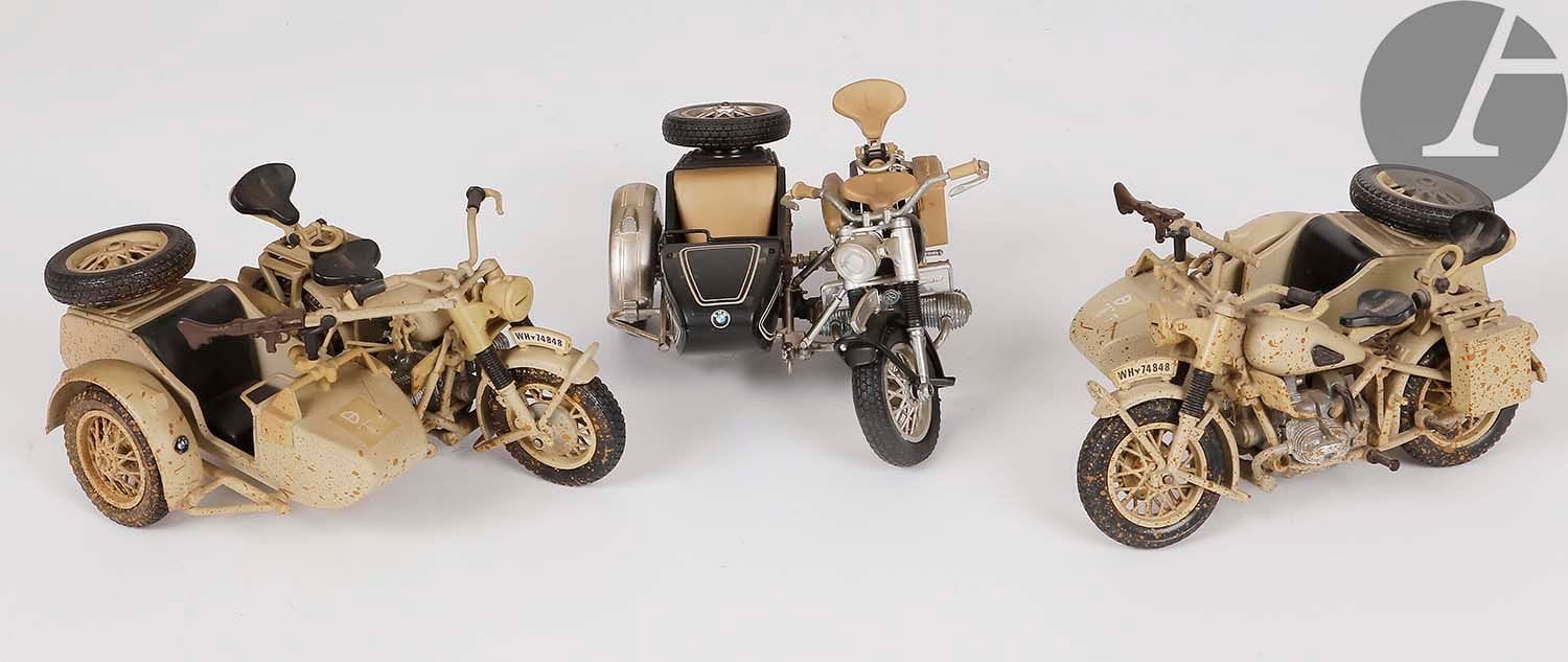 [MINIATURE MOTOCYCLISTE] POLISTIL
Ensemble de 3 side-cars 1942 BMW MS-110 R75 au 1/15e dont 2 modèles Afrika Korps et sa mitrailleuse MG42.
(Petits accidents et restaurations).