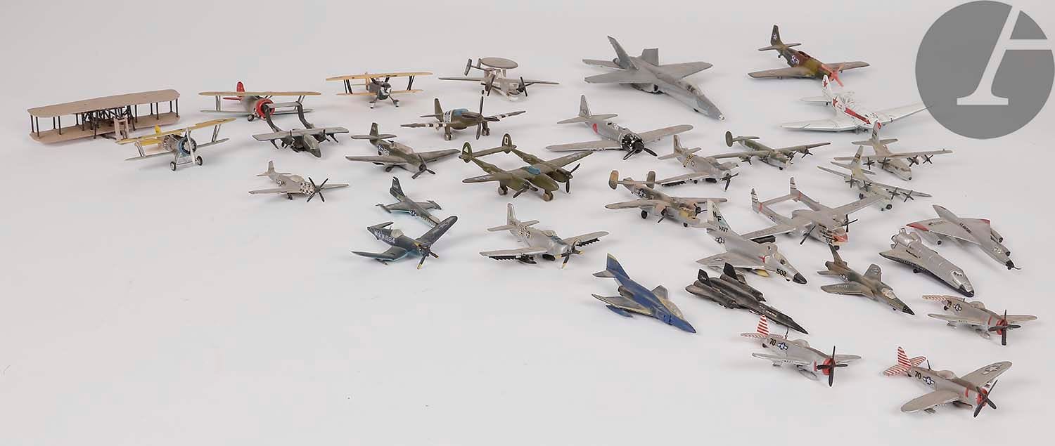 [MINIATURE AÉRONAUTIQUE] AVIATION MILITAIRE AMÉRICAINE, JAPON, URSS - LINTOY, ERTL, BACHMANN, PLAYART
Ensemble de 32 avions miniatures dont Mitsubishi A6M, F-105, Douglas A-4, Lockheed P-38 Lightning, P-51 D Mustang, P-47 Thunderbolt, Lockheed YF-12A, Gurmmann Hawkeye, C-119 Troop Carrier, Space Shuttle.
Etats divers, manques.
