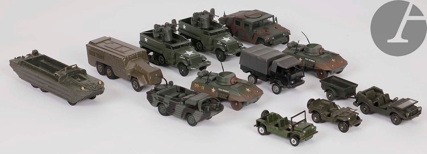 [MINIATURE MILITAIRE] DINKY TOYS FRANCE, DINKY TOYS GRANDE BRETAGNE, SOLIDO, MAXI CAR
Ensemble de 12 miniatures militaires dont 1 véhicule amphibie GMC DUKW (825), 1 ARMOURED COLOURED VEHICLE (677), 1 JEEP (80B), AUSTIN MINI MOKE, 2 HALF TRACK M3, 2 COMBAT-CAR M3, 1 JEEP AMPHIBIAN.
(Petits manques).