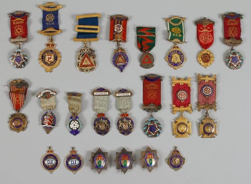 Quinze médailles "Buffaloes" 19è. s. et huit médailles du "Royal Masonic Institute