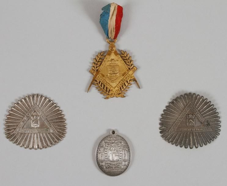 Médaille de loge "Démocratie Verdunois" et trois médailles de la loge de Constantine Godf (acc)