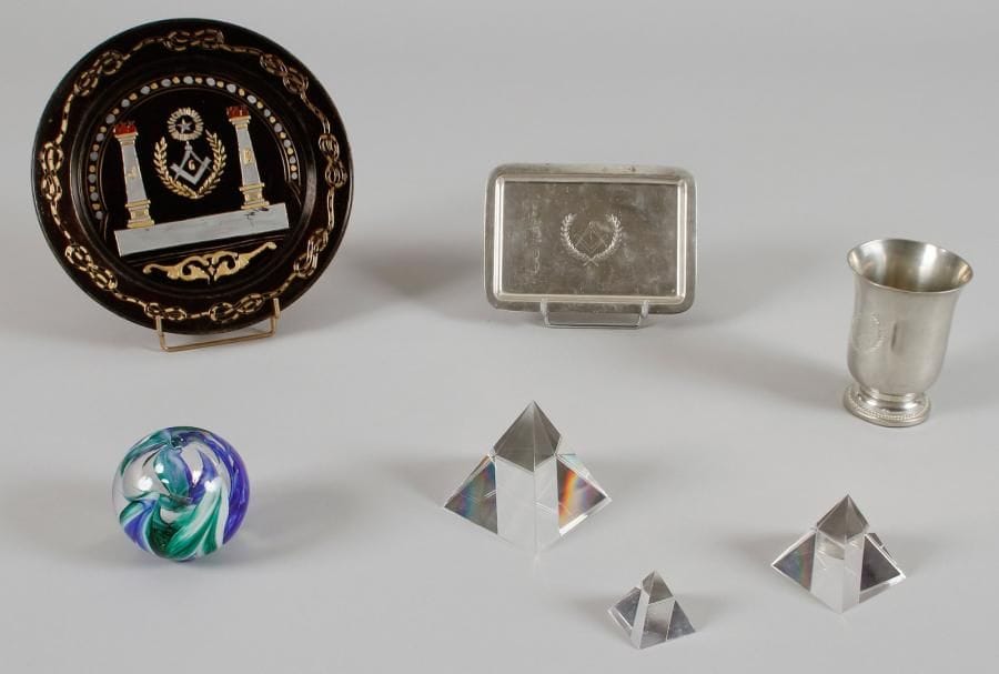 Boule presse-papiers, timbale gravée, plat en laiton, trois pyramides et un plat en métal (7)