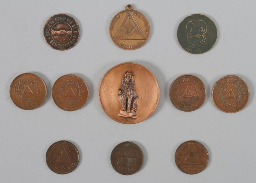 Sept jetons de loge: St. Jean de Thémis à Gien (4) et Liège (3), sont joints deux jetons et deux médailles italiennes