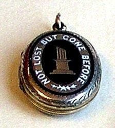 Pendentif ovale porte photo à décor de la colonne brisée en émail. Fin 19è. s (2,5 cm)