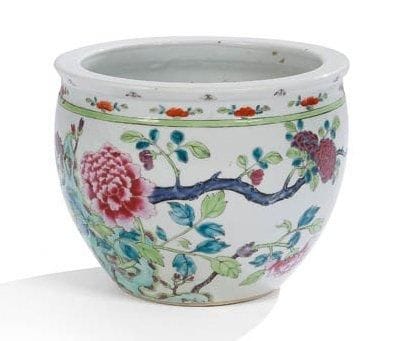 Chine, XVIIIe - XIXe siècle
Petite vasque en porcelaine blanche décorée en émaux polychromes de la famille rose de pivoines et feuillage. H.: 17 cm. Fêlure