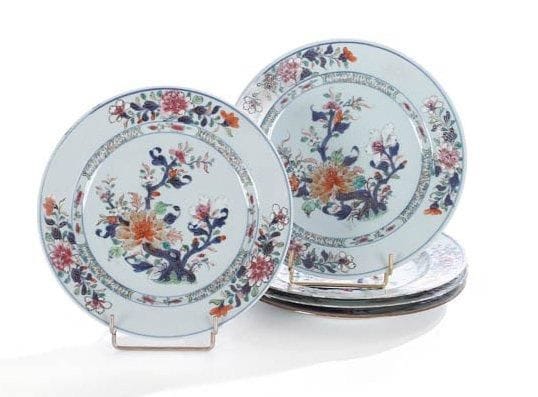 Chine, XVIIIe siècle
Cinq assiettes en porcelaine blanche décorée en bleu sous couverte rouge de fer et émail or d'arbres en fleurs. Deux avec fêlure